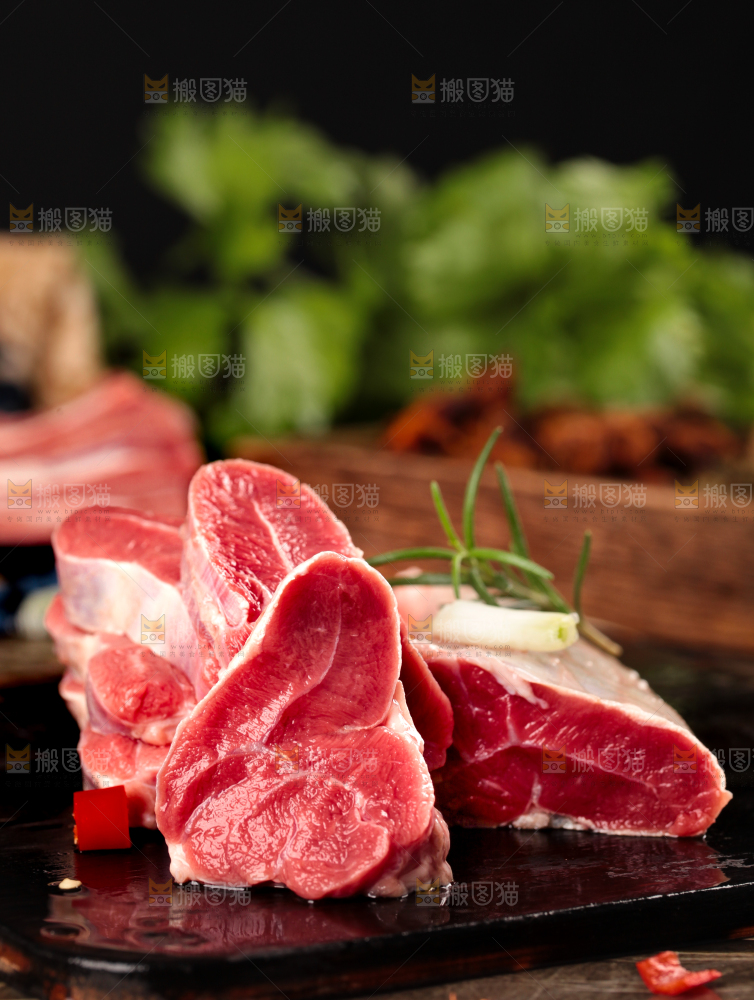 木底上的黄牛牛腱子肉