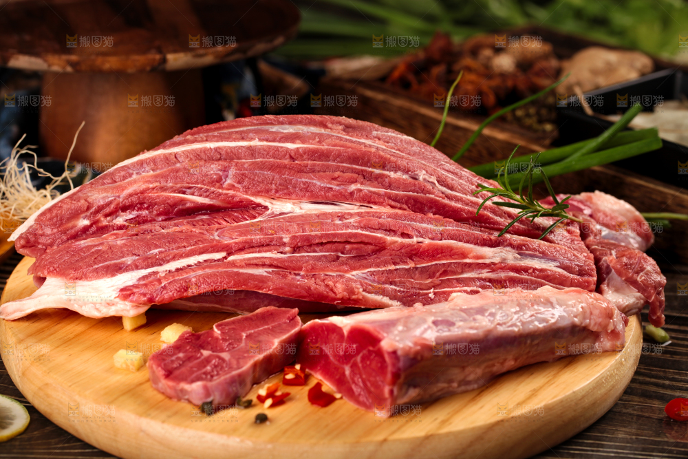 木板上放着新鲜牛腱子肉