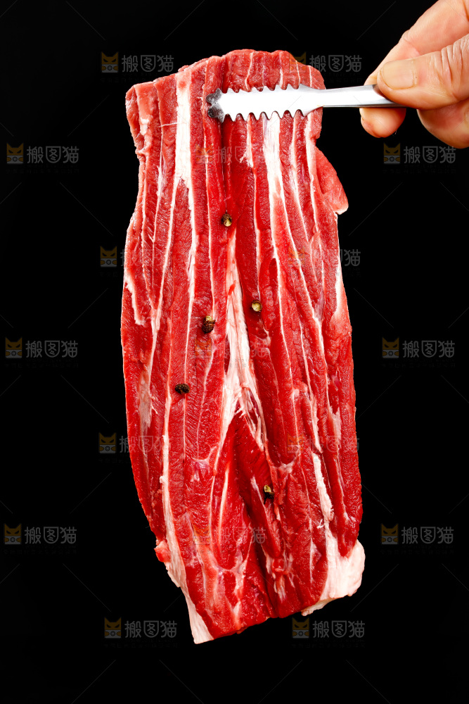 夹子上夹着牛腱肉