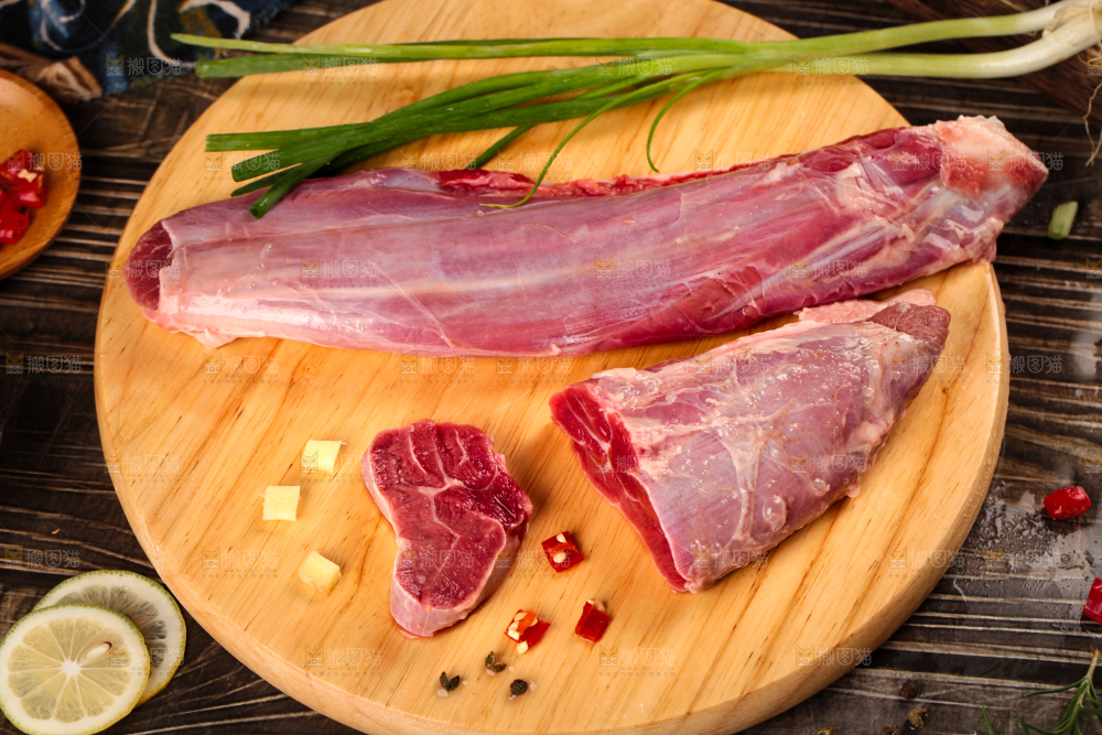 木板上放着新鲜牛腱子肉