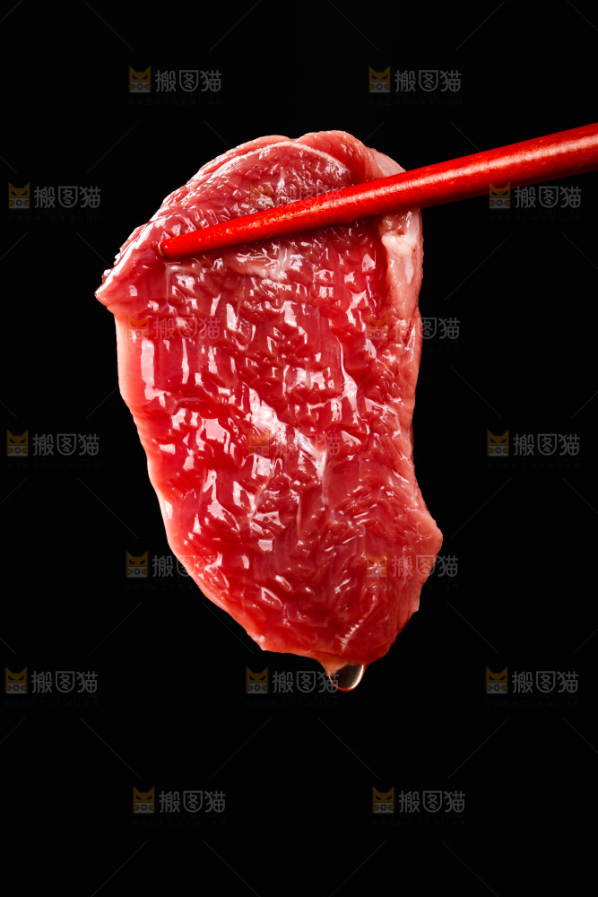 筷子上夹着牛肉
