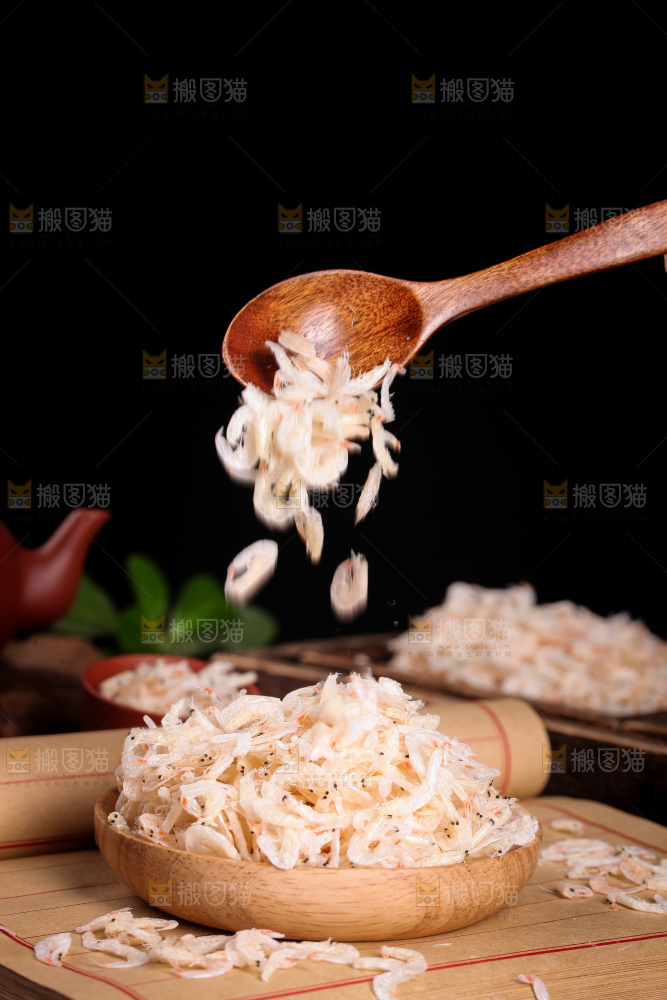 勺子上舀着虾米