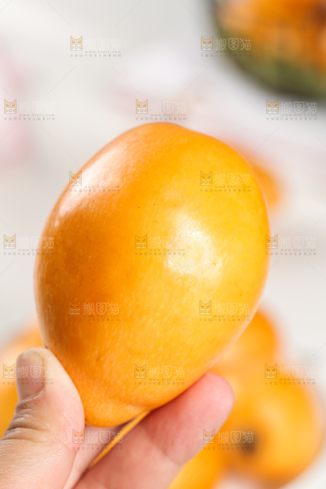 手里拿着大枇杷