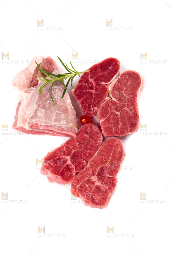 白底上放着新鲜牛腱子肉