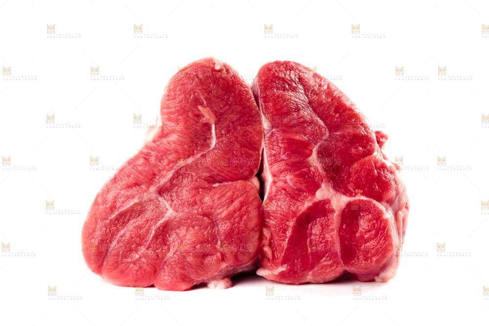 白底上放着切块的牛腱子肉