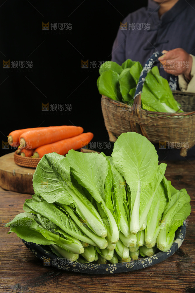 木底上放着一篮小白菜