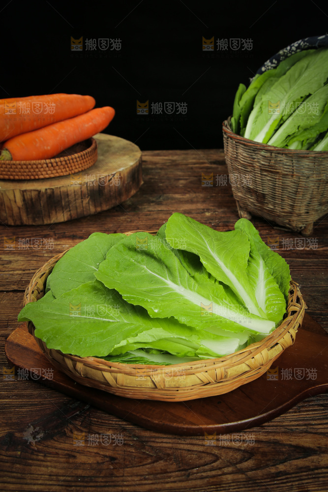 木底上放着一篮奶油小白菜