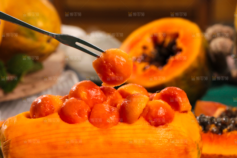 夹子上插着红心木瓜果肉