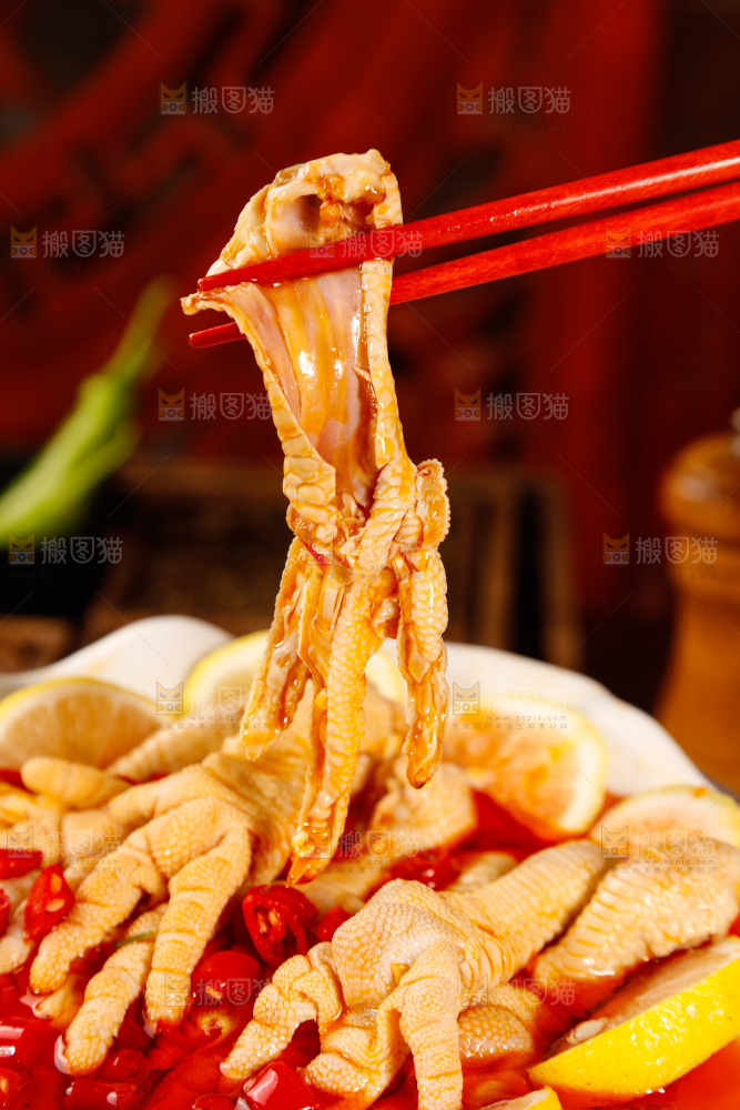 筷子上夹着无骨鸡爪