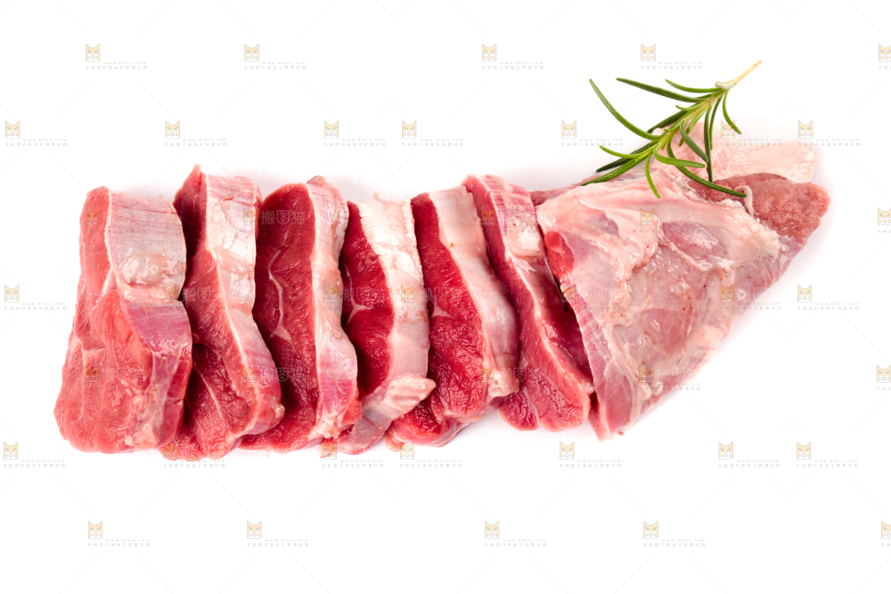 白底上放着切块的牛腱子肉