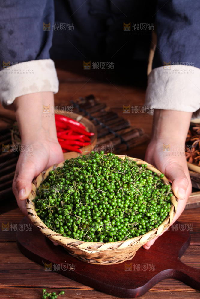 手里端着一篮青山胡椒