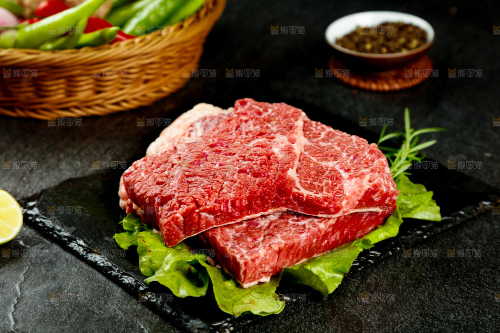 黑底上放着黄牛腩肉