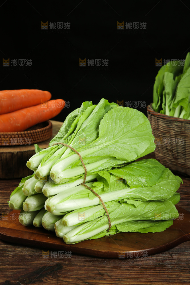 木板上放着小白菜