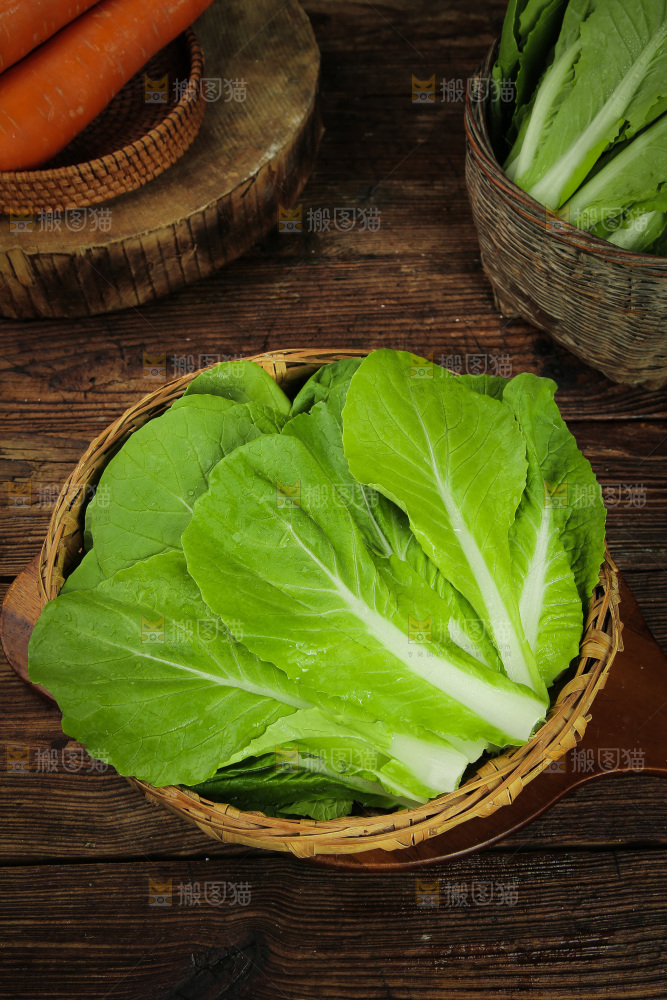 木底上放着一篮奶油小白菜
