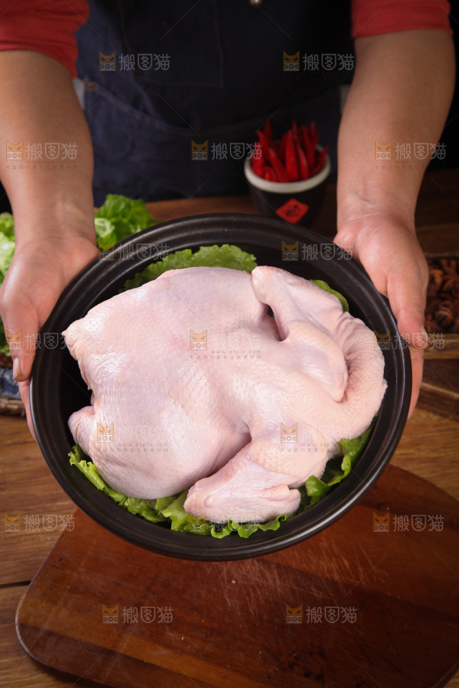 手里端着土鸡肉
