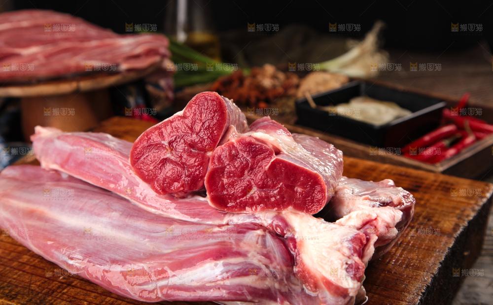 木板上放着新鲜牛腱子肉