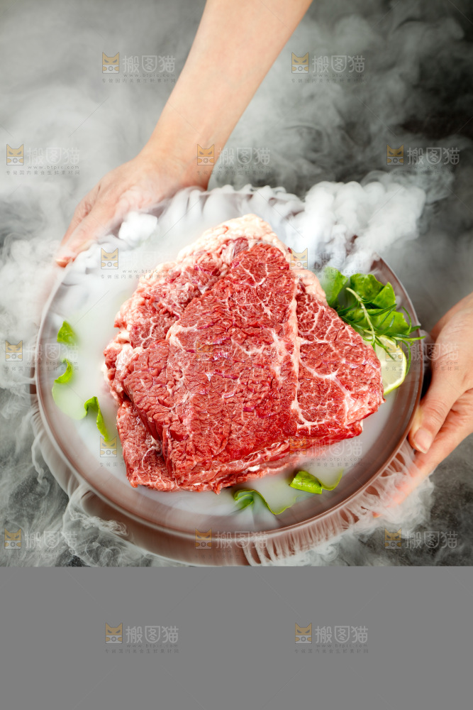 手里端着生牛腩