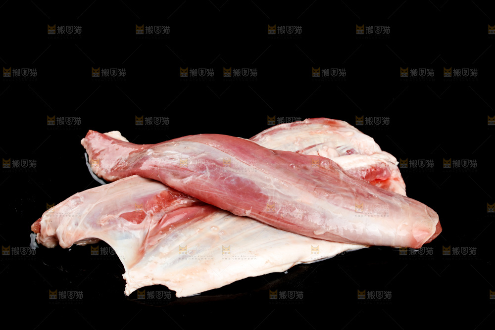 黑底上放着牛腱子肉