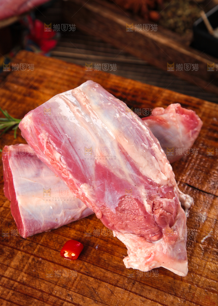 木板上放着新鲜牛腱子肉