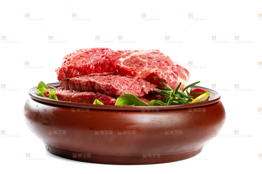 白底上放着一盘牛腩肉