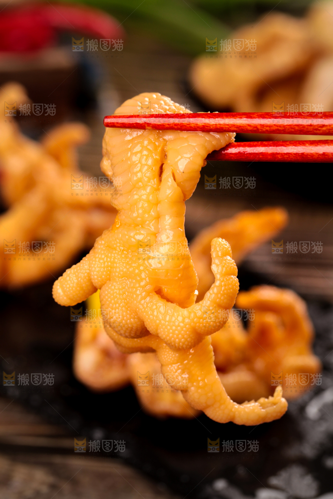 筷子上夹着无骨凤爪
