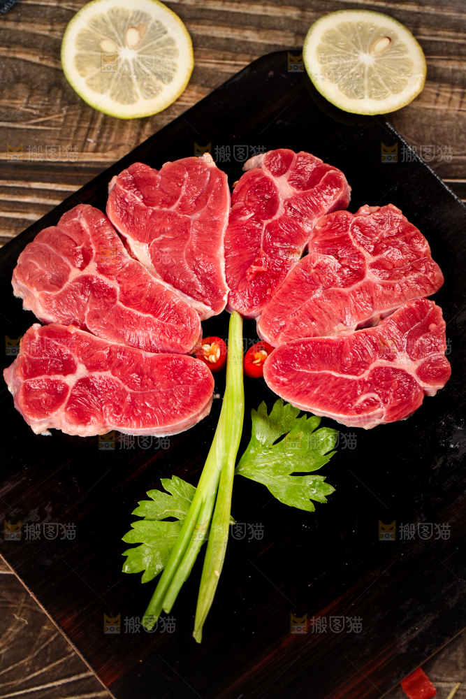 木底上的黄牛牛腱子肉