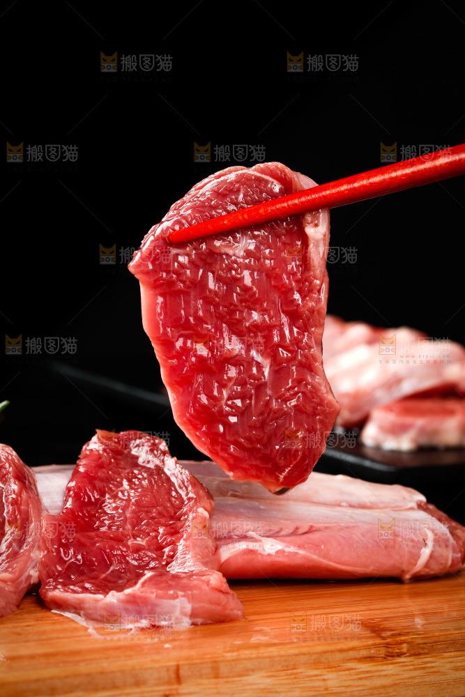 筷子上夹着牛肉