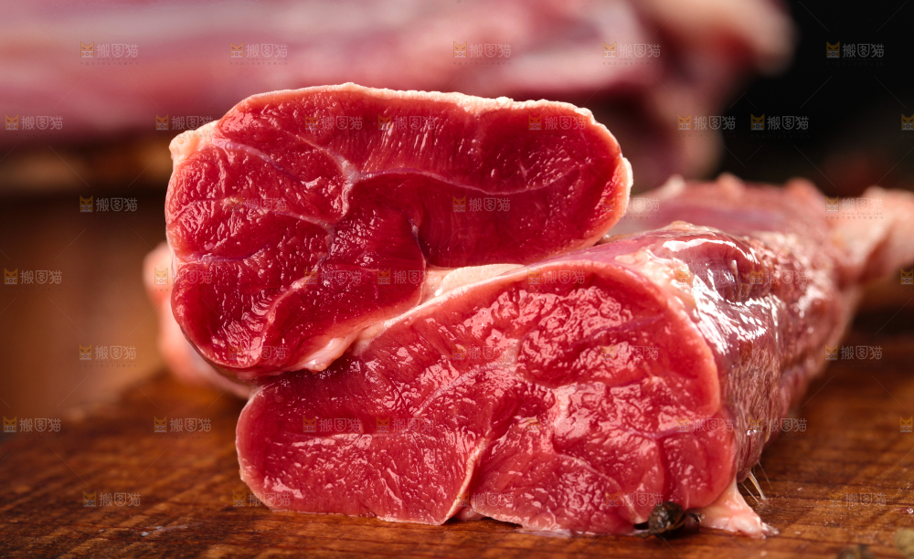 木底上的新鲜牛肉