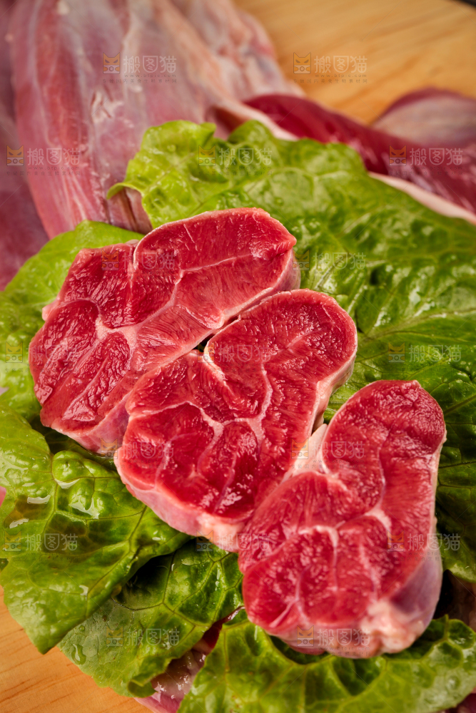菜叶上放着牛腱肉
