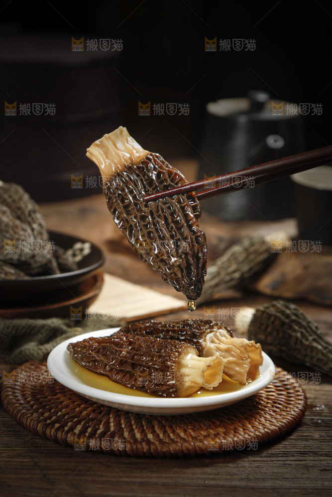 筷子上夹着羊肚菌