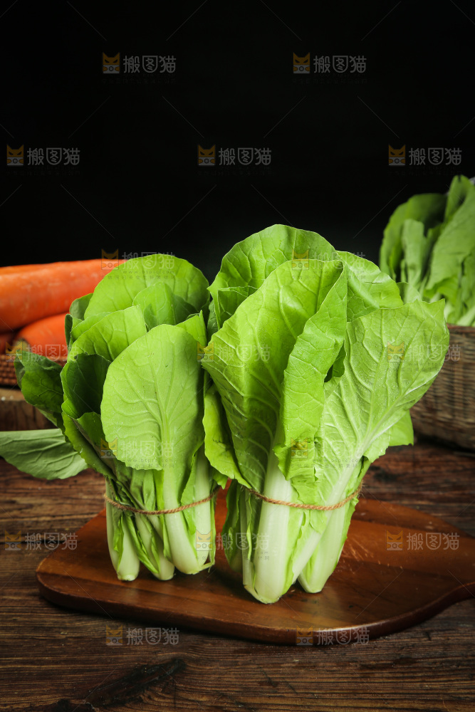 木板上放着小白菜