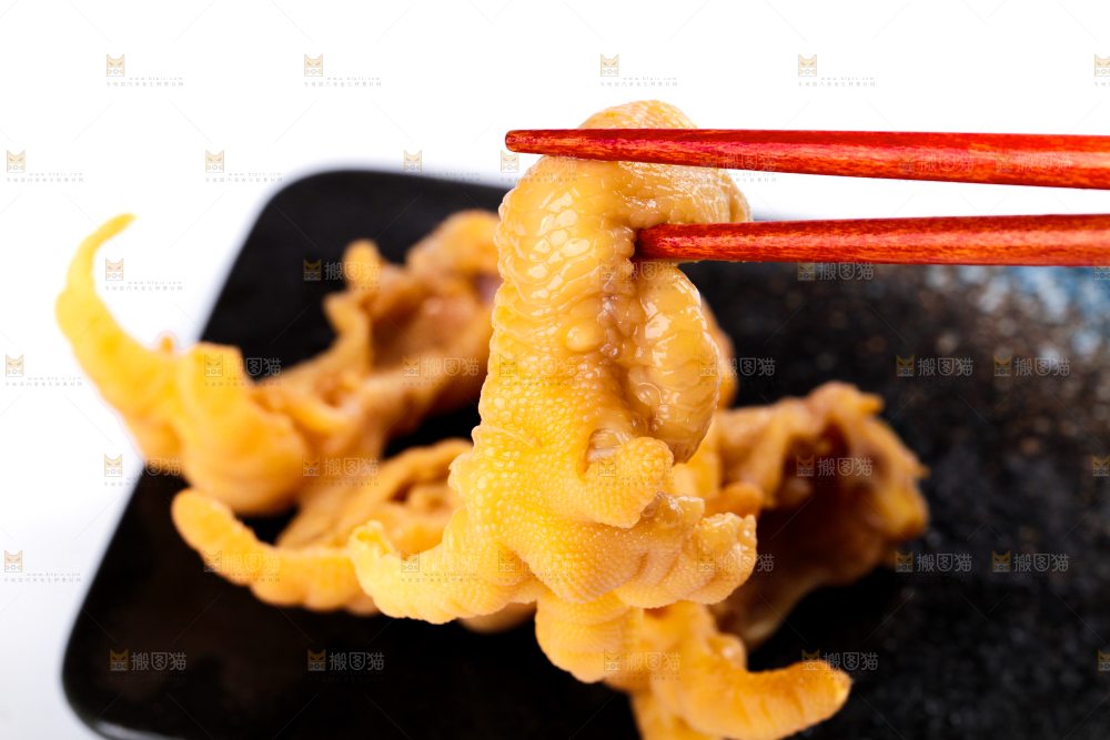 筷子上夹着无骨鸡爪