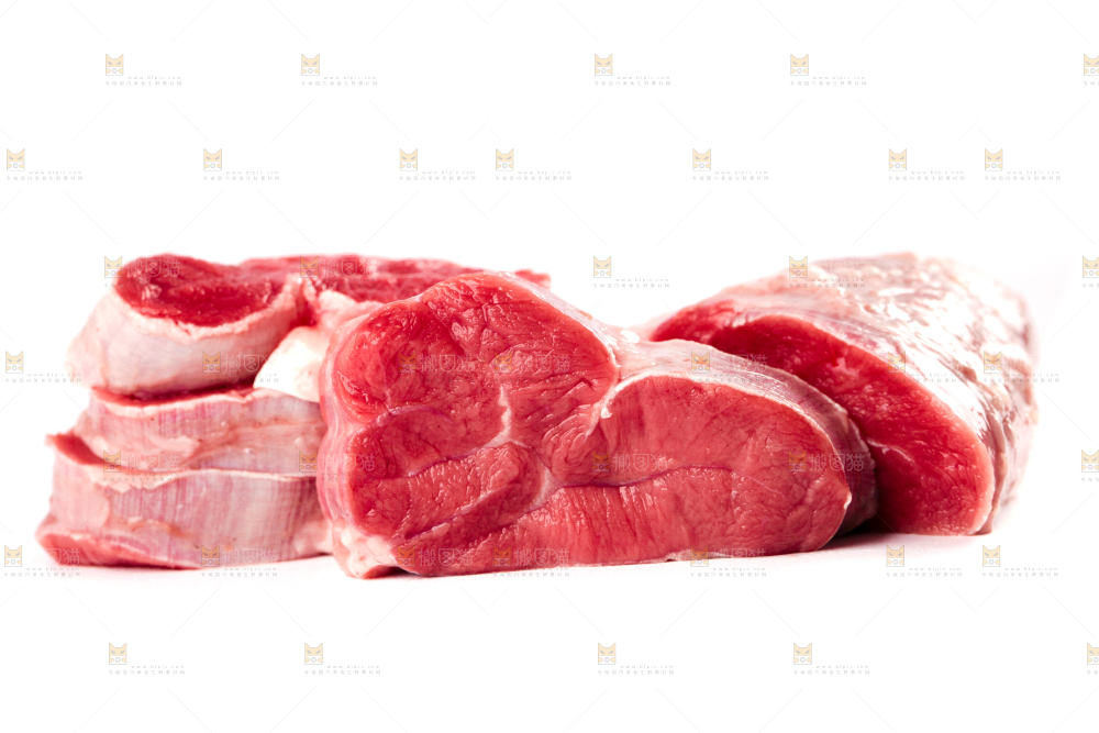 白底上放着切块的牛腱子肉