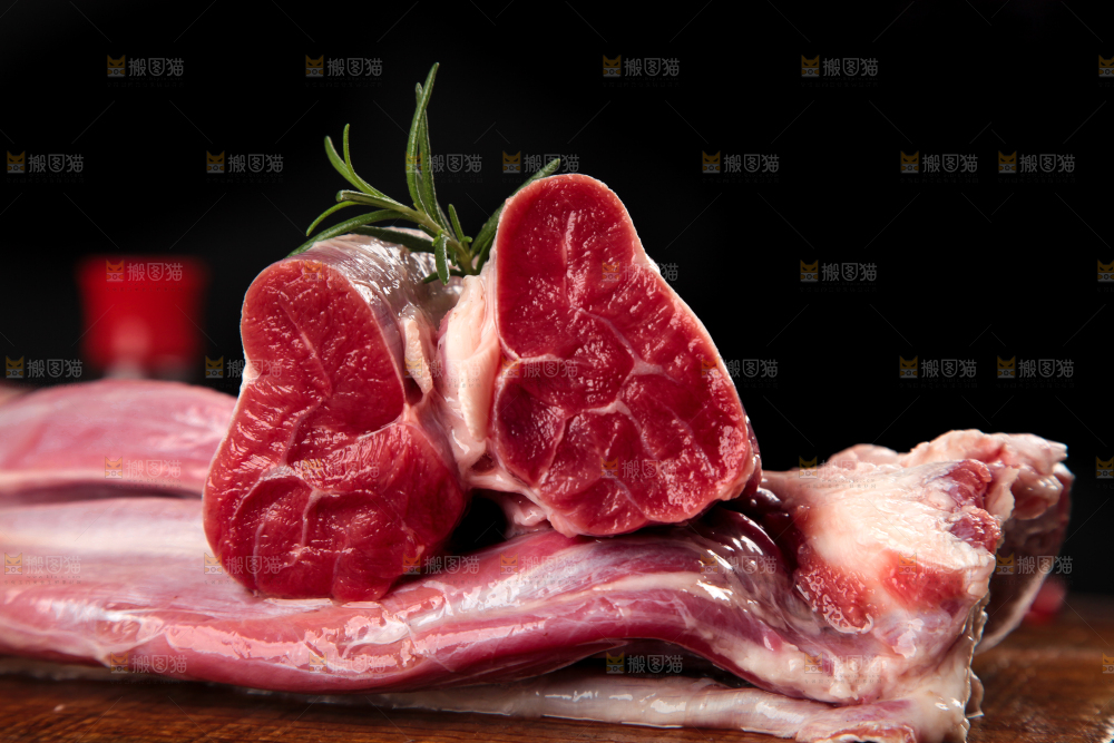 木板上放着新鲜牛腱子肉