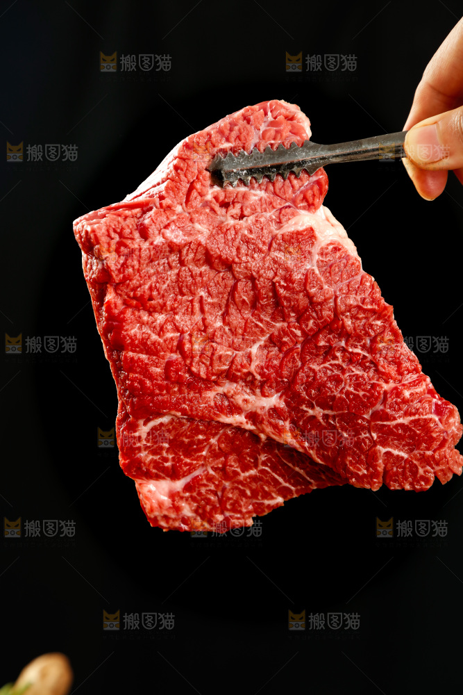 筷子上夹着牛肉