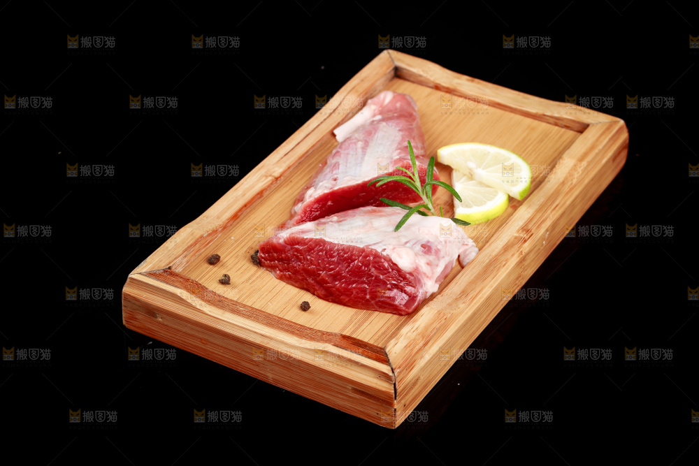 木板上放着牛腱肉
