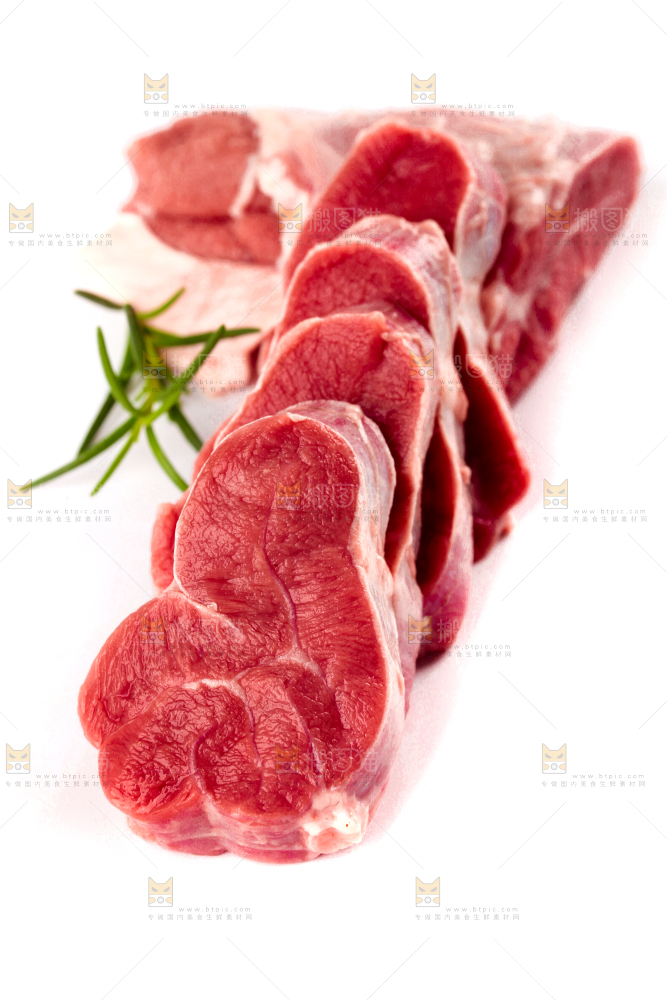 白底上放着切块的牛腱子肉