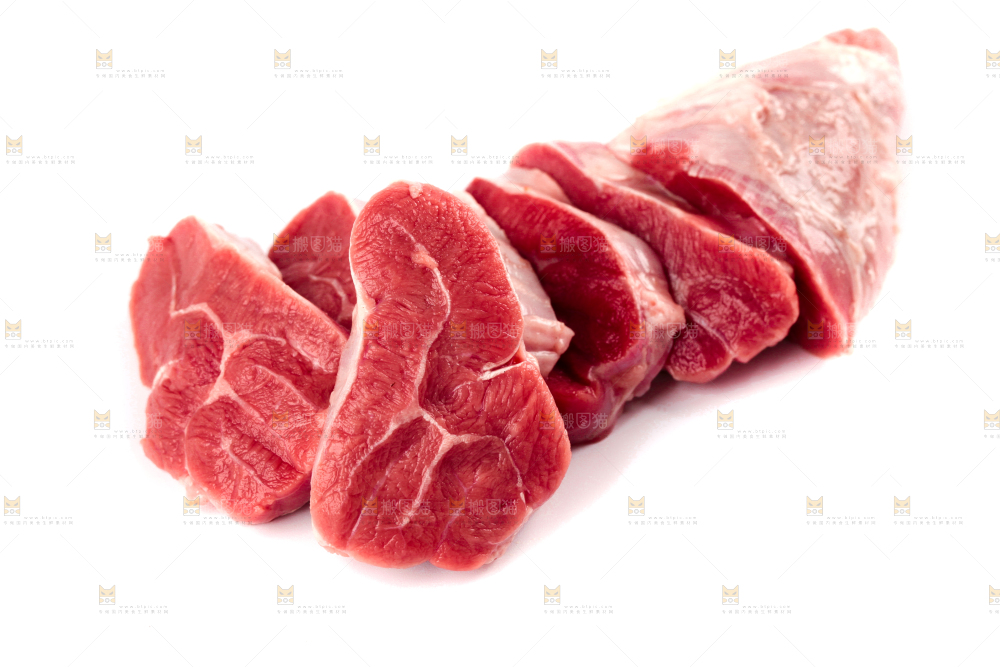 白底上放着切块的牛腱子肉