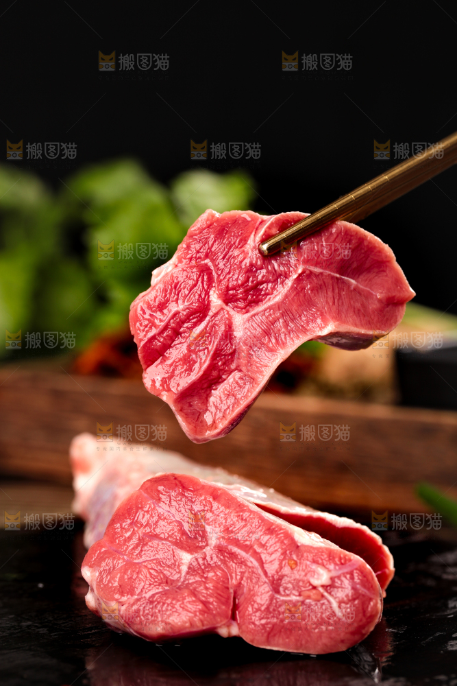 筷子上夹着牛腱肉