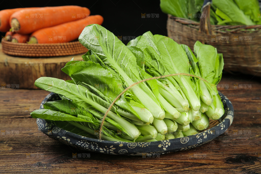 木底上放着一篮小白菜