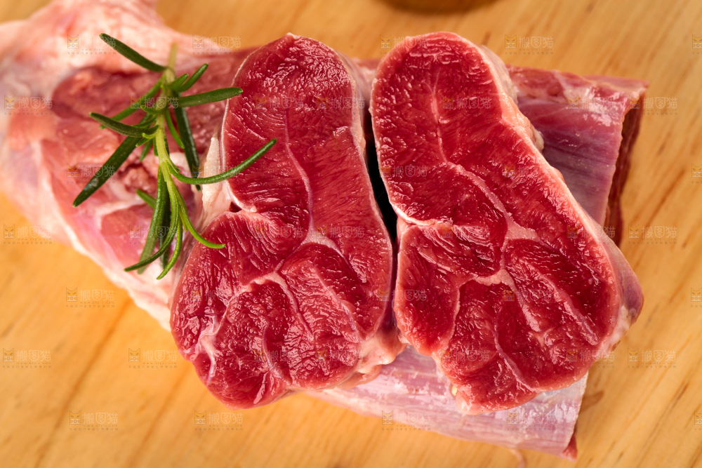木底上的生牛肉