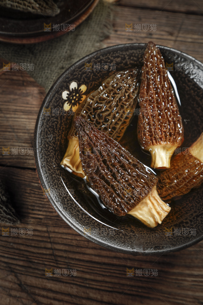 碗里泡着羊肚菌