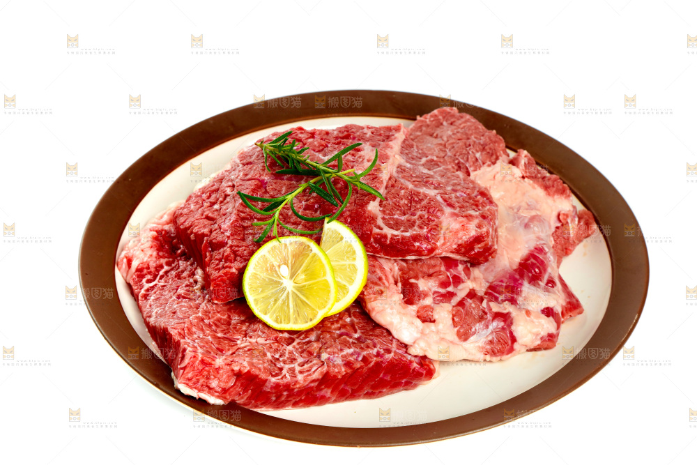 白底上放着一盘牛腩肉
