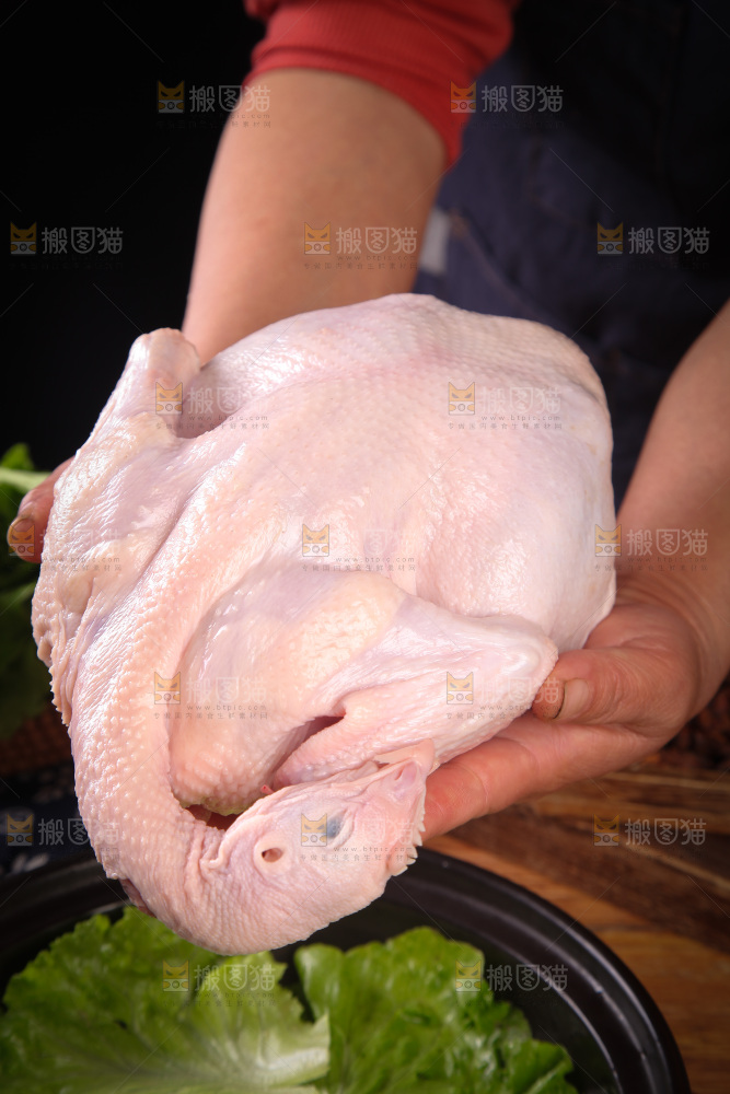 手里拿着文昌鸡