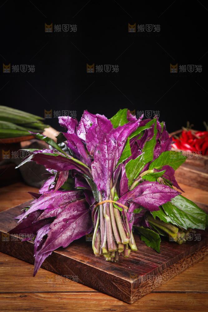 木底上放着红凤菜