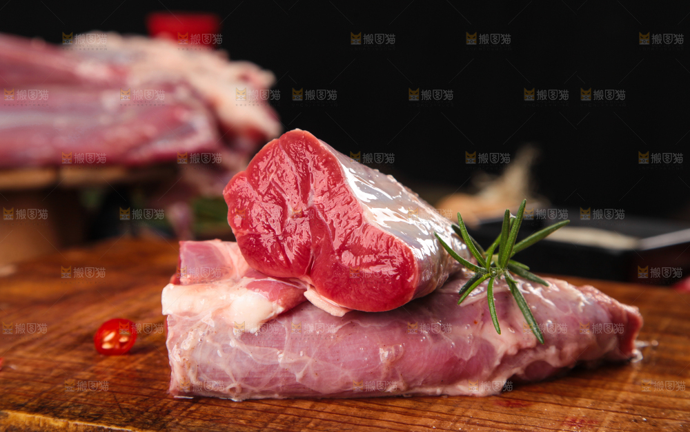 木板上放着新鲜牛腱子肉