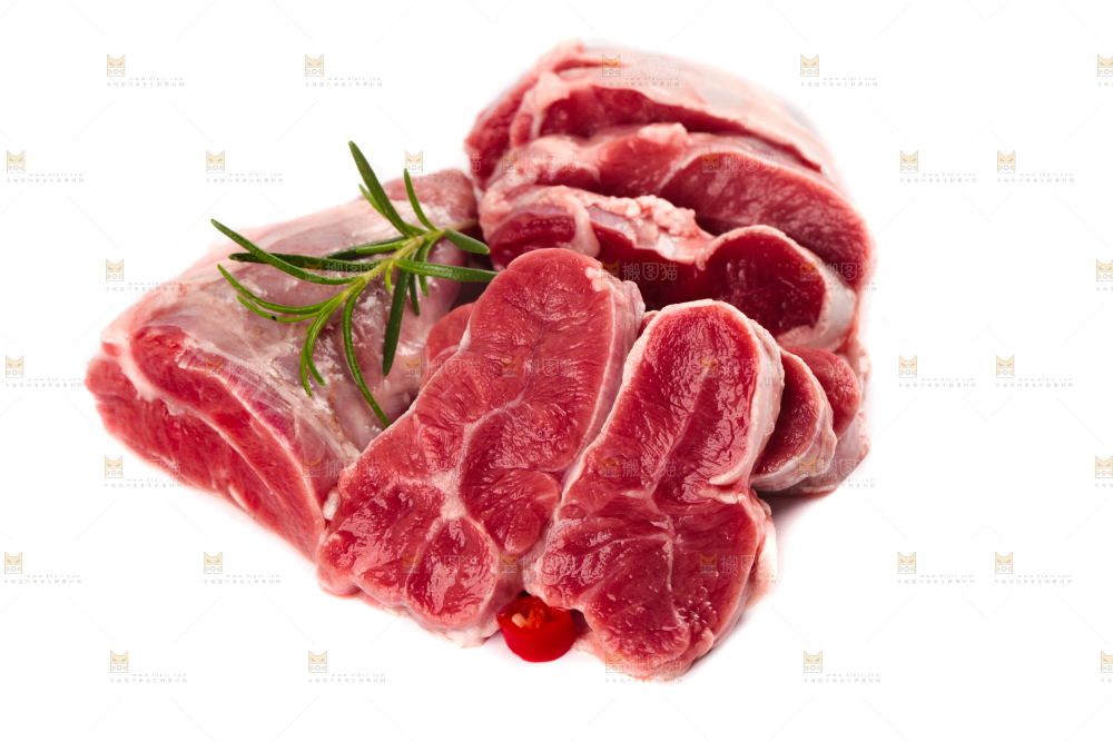 白底上放着新鲜牛腱子肉