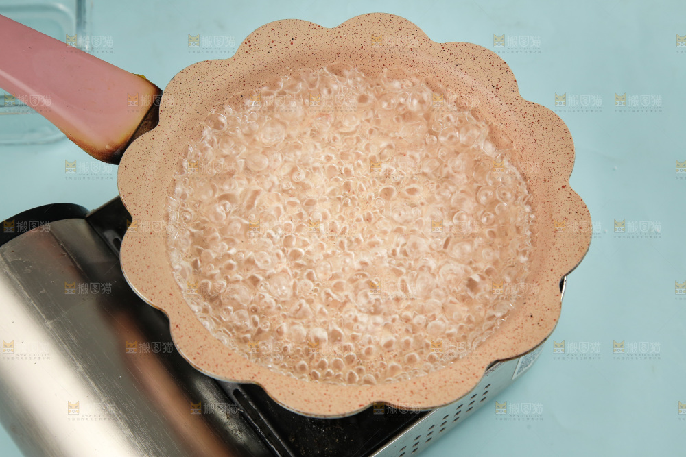 锅里熬着豌豆粉