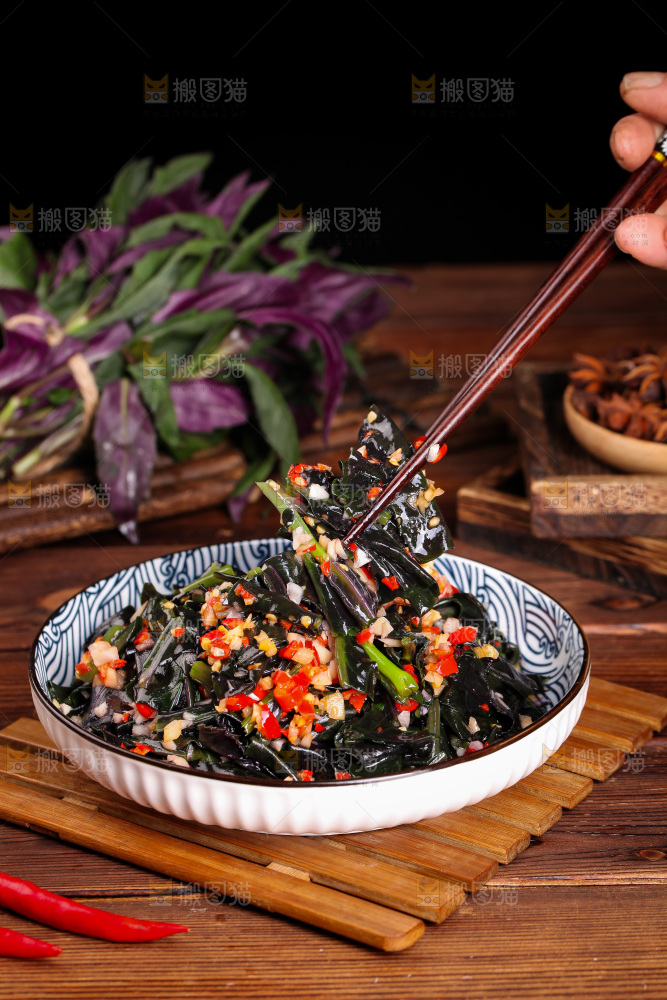 筷子上夹着凉拌紫背菜
