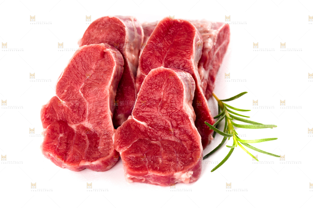白底上放着切块的牛腱子肉